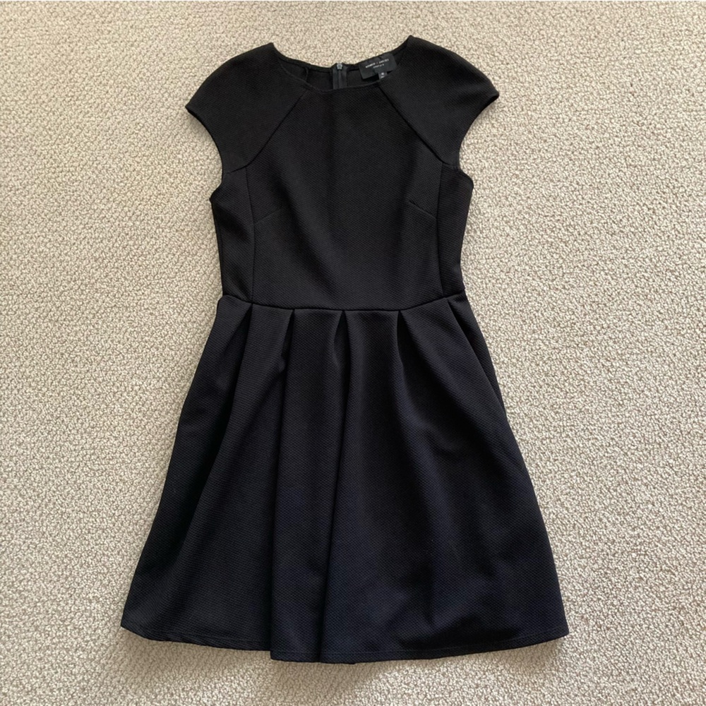 Romeo + Juliet Textured Black Fit & Flare Dress Size Medium Stretchy Cap Sleeve